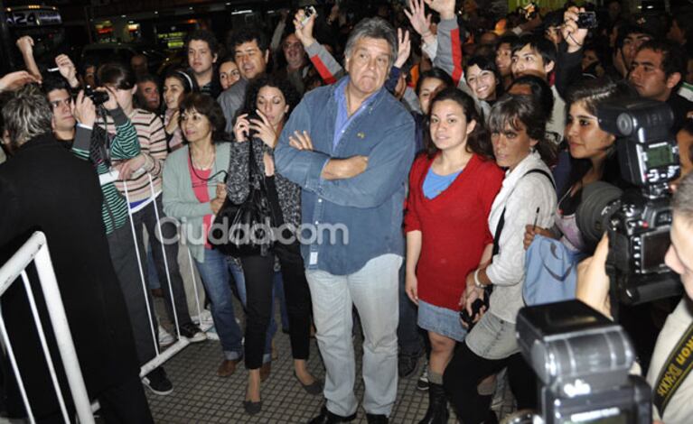 Ventura, detrás del vallado, espera "su momento" frente a Valenzuela. (Foto: Jennifer Rubio)