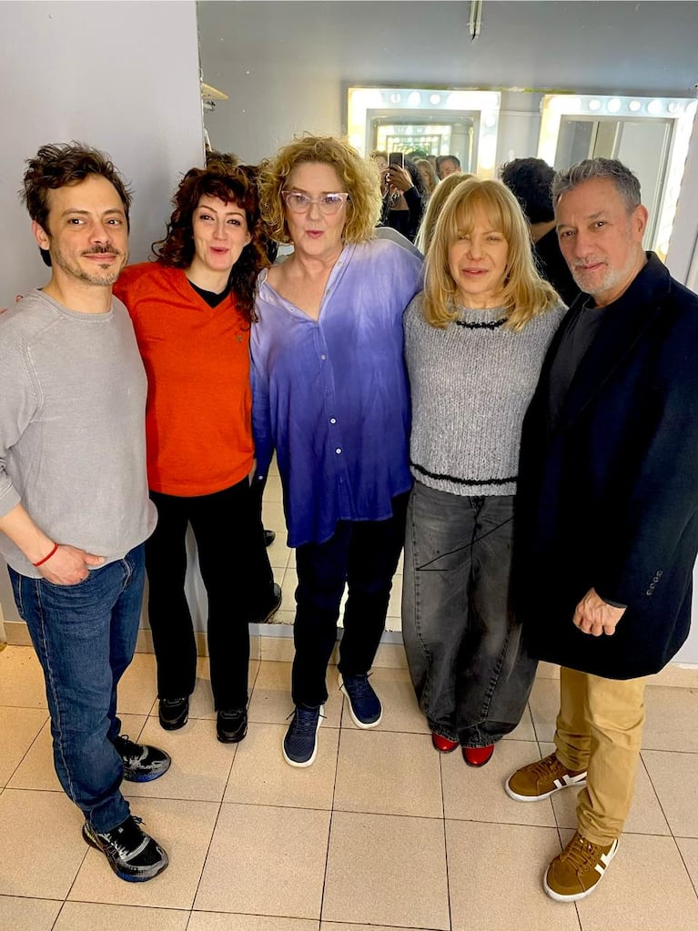 Verónica Llinás, Alejo García Pintos, Tomás Fonzi y Anita Gutiérrez recibieron la visita de Cecilia Roth en "Una Navidad de mierda"