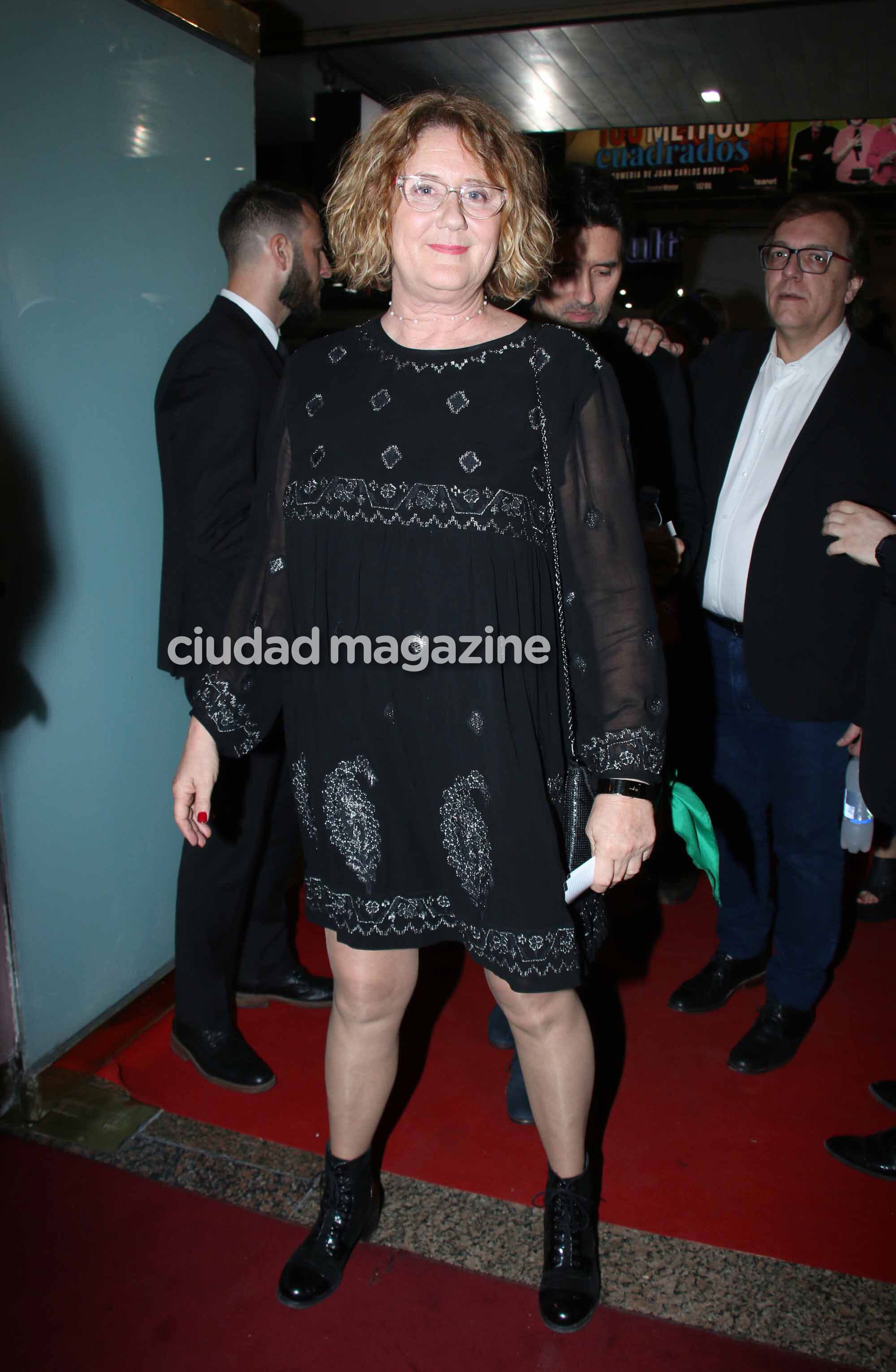 Verónica Llinás, otra famosa que optó por el negro en los Premios Ace (Fotos: Movilpress).