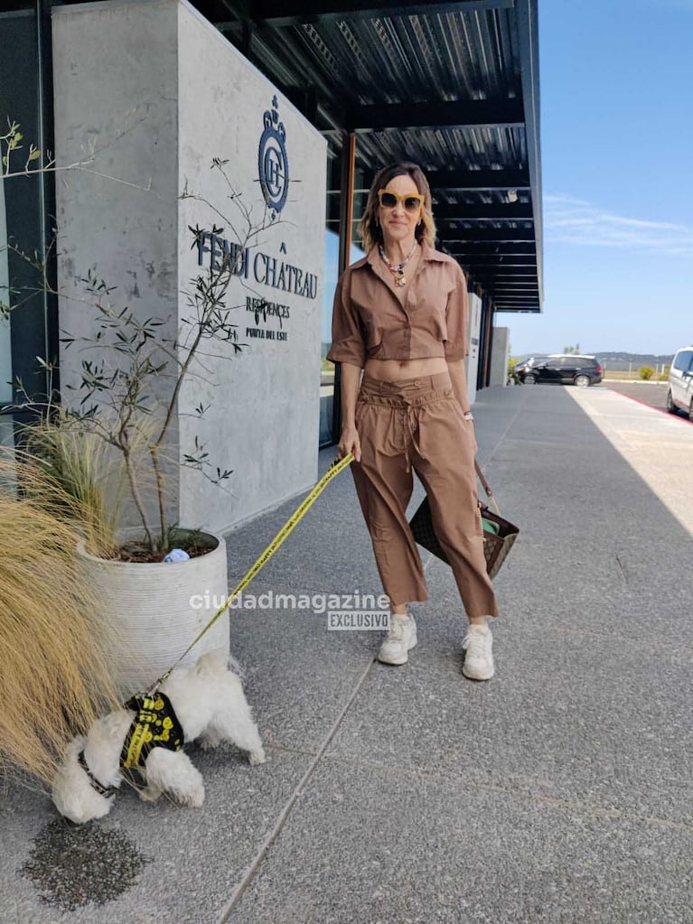 Verónica Lozano y su perro esperaron a Corcho Rodríguez, que llegó con sus guitarras.