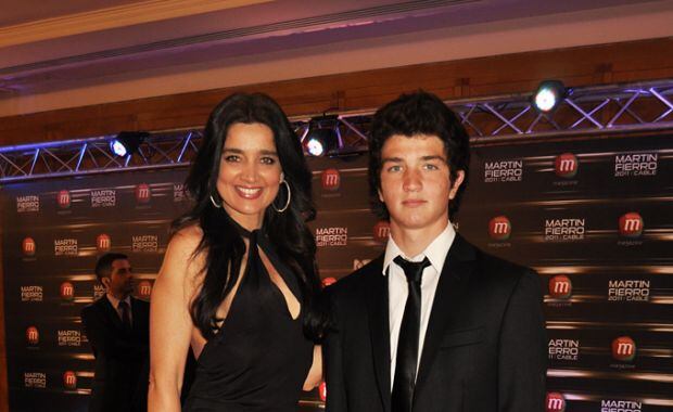 Verónica Varano, siempre diosa, con su hijo mayor. (Foto: Jennifer Rubio)