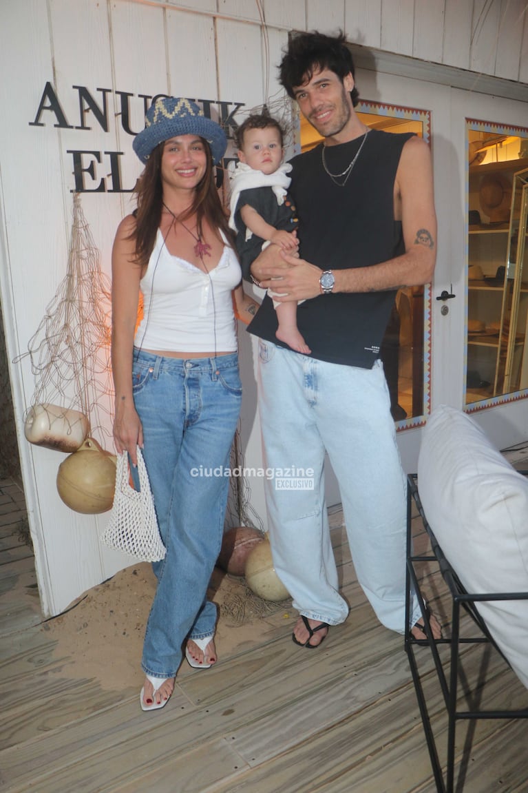 Vic Saravia y Manu Desrets con Lio, el primer hijo de la pareja