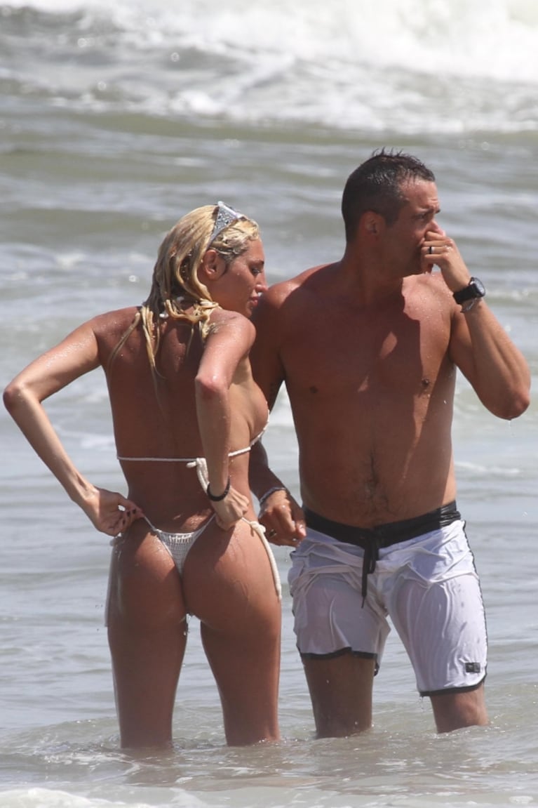 Vicky Xipolitakis, diosa en Punta del Este: blooper hot, topless y... ¿quién es el hombre que la acompaña?