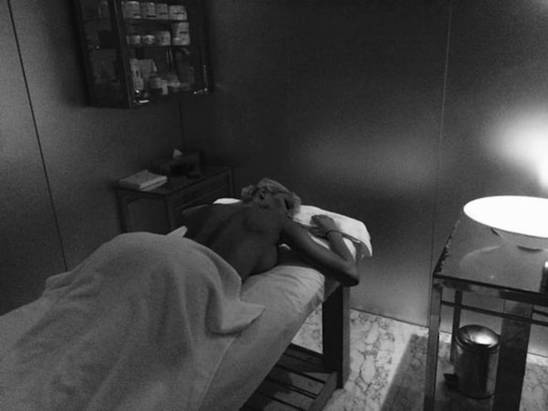 Vicky Xipolitakis, en plena sesión de masajes en el Faena. (Foto: Twitter)