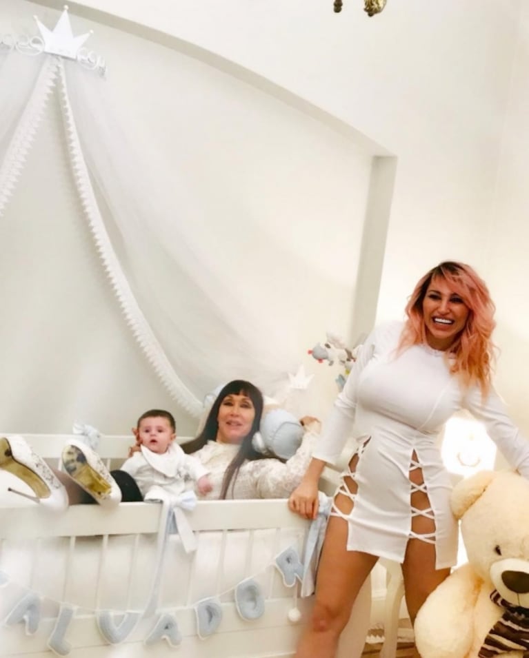 Vicky Xipolitakis mostró el nuevo cuarto de su bebé... ¡con Moria Casán en la cuna!: "El príncipe de mamá"