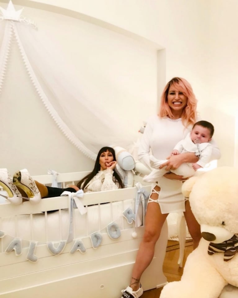 Vicky Xipolitakis mostró el nuevo cuarto de su bebé... ¡con Moria Casán en la cuna!: "El príncipe de mamá"