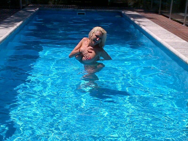 Vicky Xipolitakis se olvida de las críticas y disfruta a full de la temporada de verano. (Foto: Twitter)