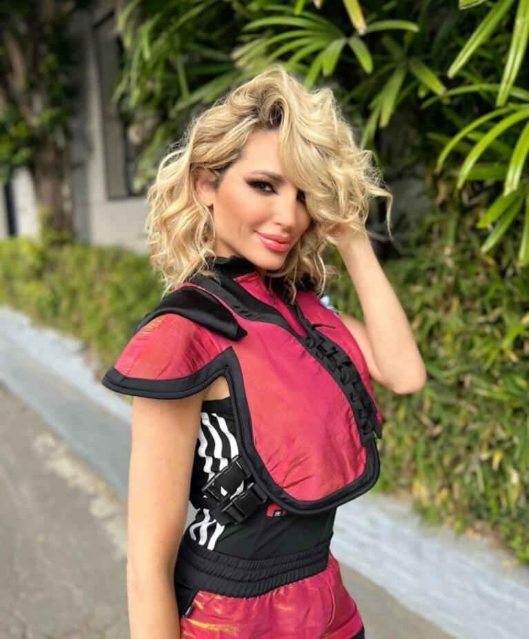 Vicky Xipolitakis sorprendió con un radical cambio de look: "Chau extensiones, chau pelo"