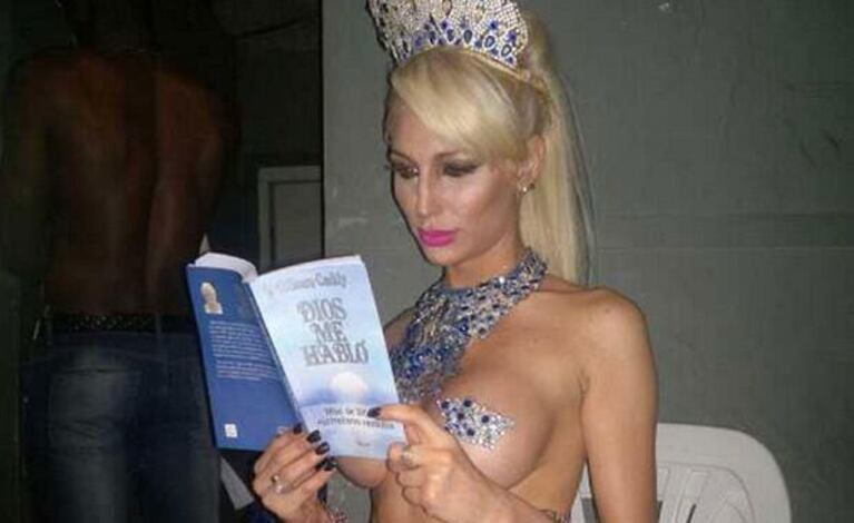 Vicky Xipolitakis, súper sexy, leyendo un libro. (Foto: Twitter @VXipolitakisOK)