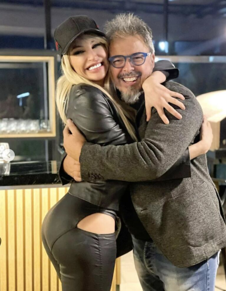 Vicky Xipolitakis volvió al pelo rubio para acompañar a Donato de Santis en la inauguración de su pizzería: "Te adoro"