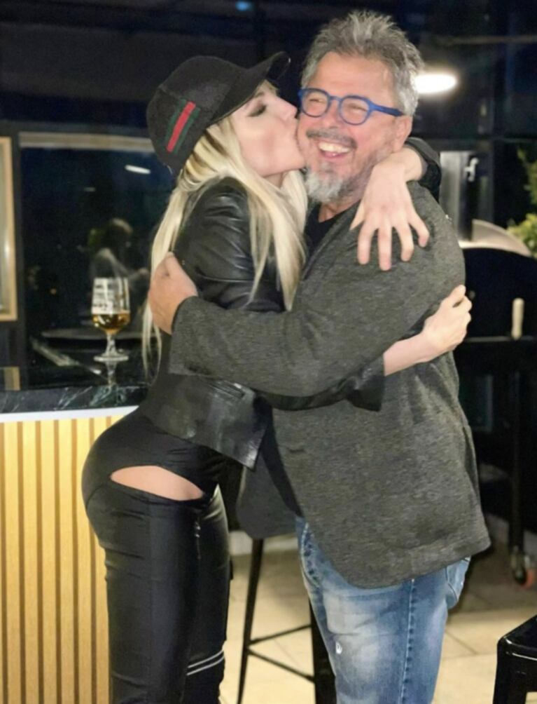 Vicky Xipolitakis volvió al pelo rubio para acompañar a Donato de Santis en la inauguración de su pizzería: "Te adoro"