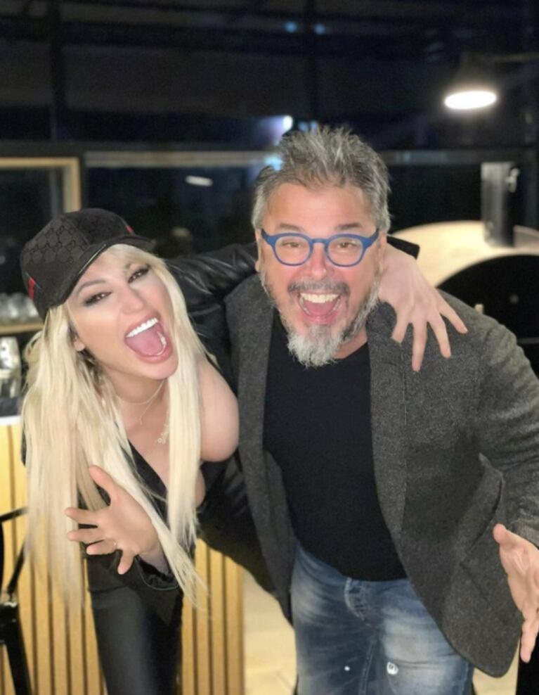 Vicky Xipolitakis volvió al pelo rubio para acompañar a Donato de Santis en la inauguración de su pizzería: "Te adoro"