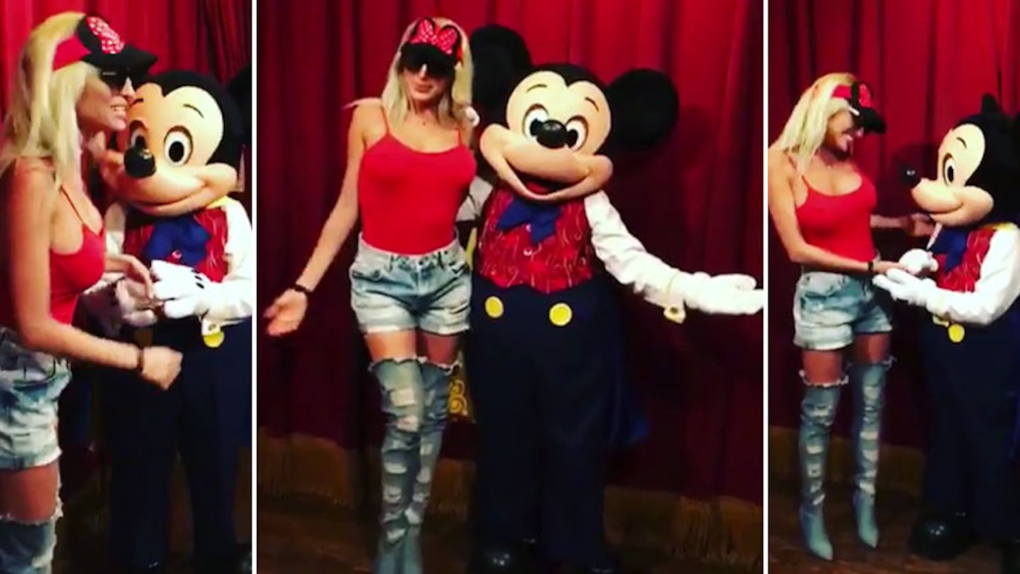 Vicky Xipolitakis y Mickey Mouse en Magic Kindom. Foto: Instagram