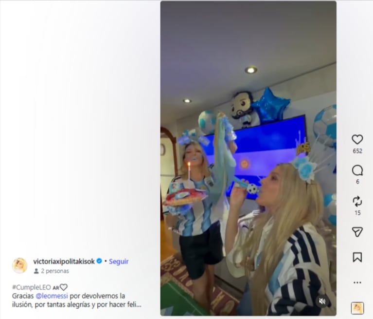 Vicky y Stefy Xipolitakis con camiseta de la Selección Argentina y cara pintada de azul y blanco cantándole el feliz cumpleaños a Lionel Messi. 
Crédito: Instagram