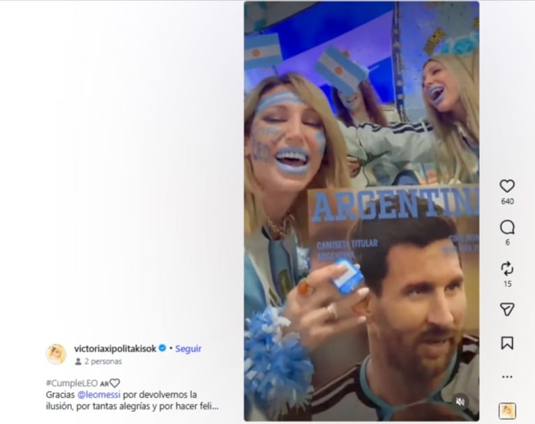 Vicky y Stefy Xipolitakis con camiseta de la Selección Argentina y cara pintada de azul y blanco cantándole el feliz cumpleaños a Lionel Messi. 
Crédito: Instagram