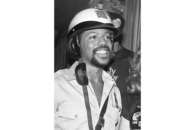 Victor Willis, miembro del grupo de música disco The Village People, aparece durante una fiesta de Halloween en Los Ángeles el 31 de octubre de 1979. (Foto AP/George Brich, archivo)