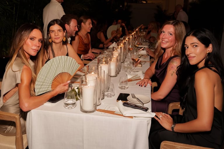 Victoria Beckham, junto a otras invitadas, disfrutó de la cena rodeada de amigas en el evento de apertura de su nuevo local. Foto: Instagram @victoriabeckham