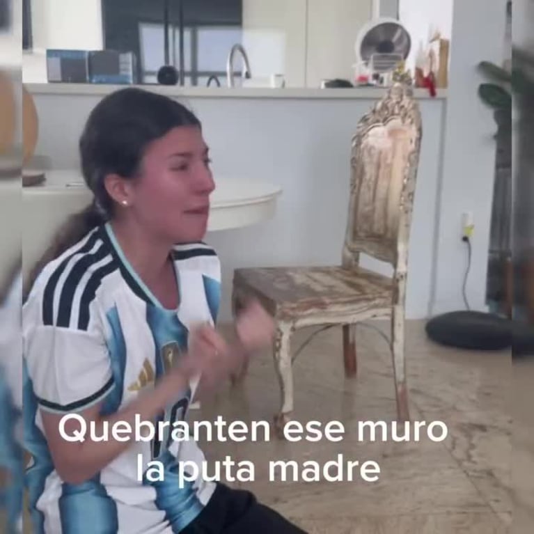 Victoria, con la camiseta de la Selección, al borde del llanto durante el partido de Argentina.
Fuente: Instagram @monicaayos