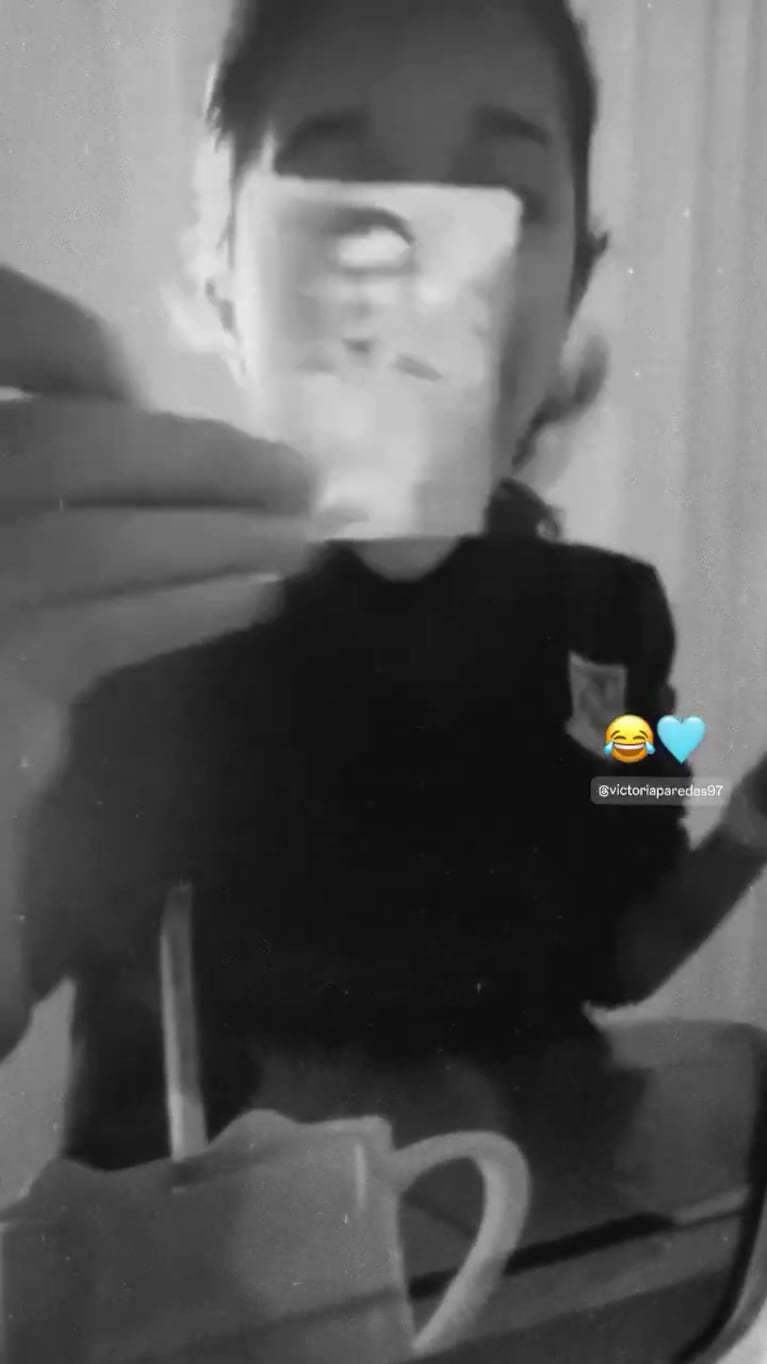 Victoria, la hija de Leandro Paredes, festejó tras sacar una figurita de su papá (Foto: Instagram/@ccamilagantee)