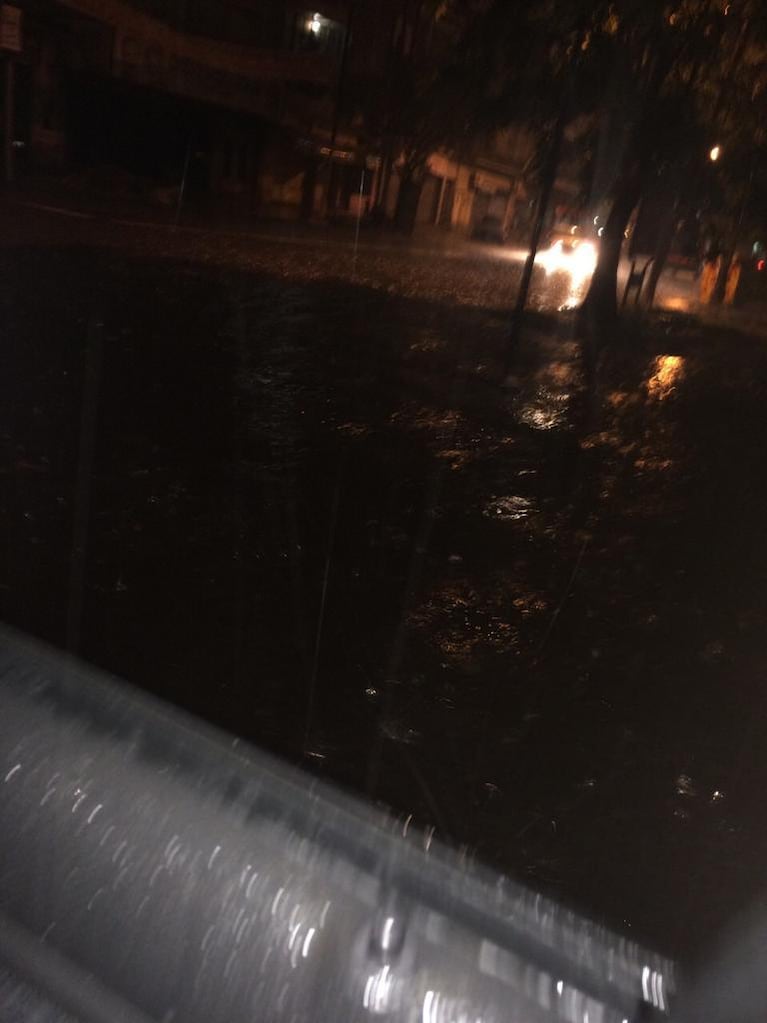 Victoria Xipolitakis a bordo de su auto inundado registró el diluvio. (Foto: @VXipolitakisOK)