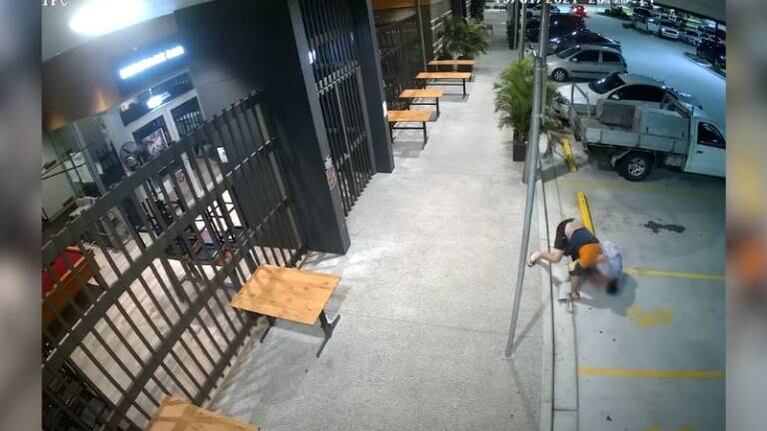 Video: abuelita corre y derriba a un ladrón para recuperar el bolso que le robaron