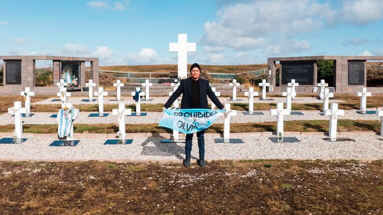 Video: Ángel Carabajal viajó a Malvinas y visitó el cementerio de Darwin