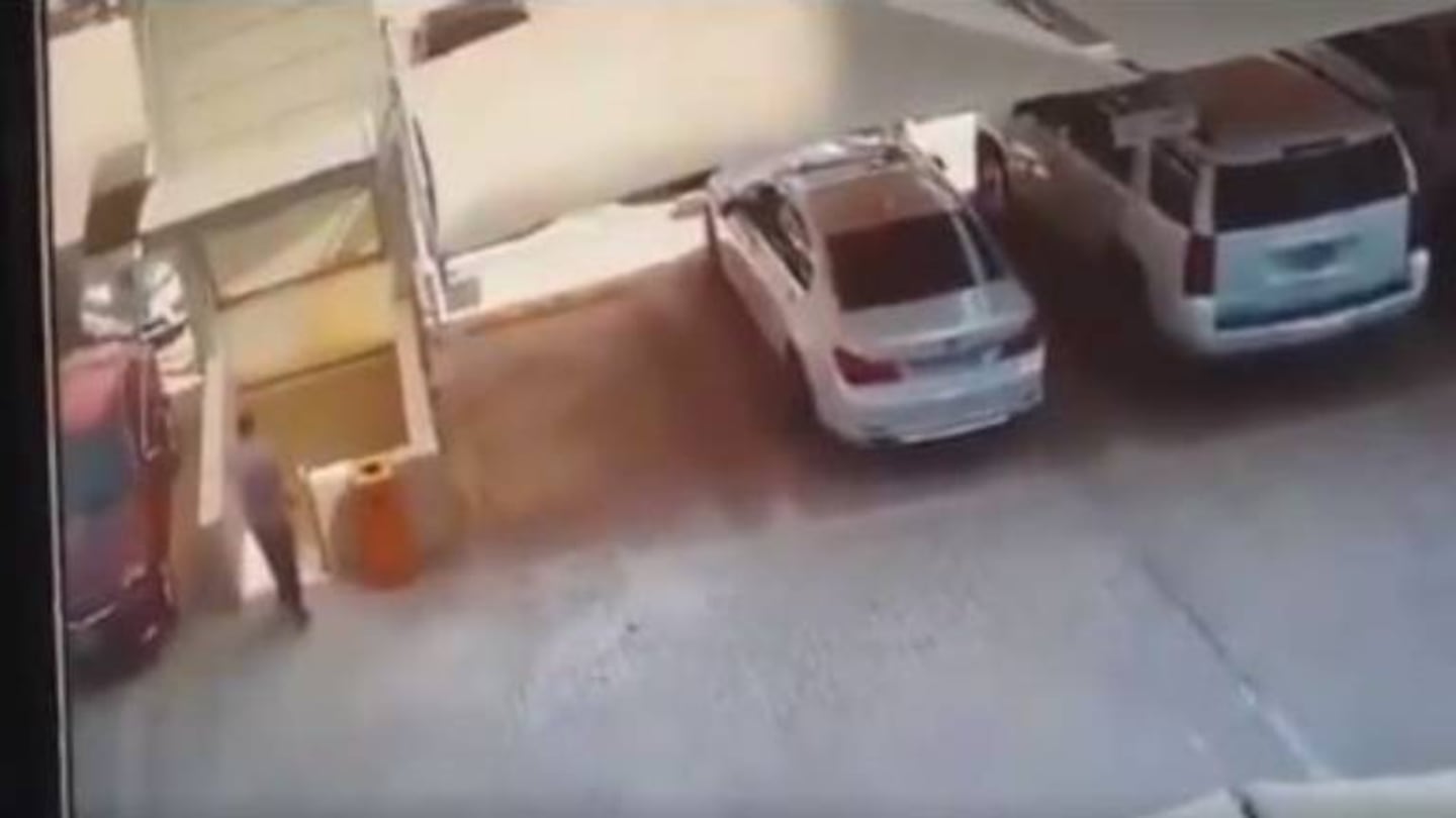 Video: colapsa estacionamiento y un hombre se salva por muy poco