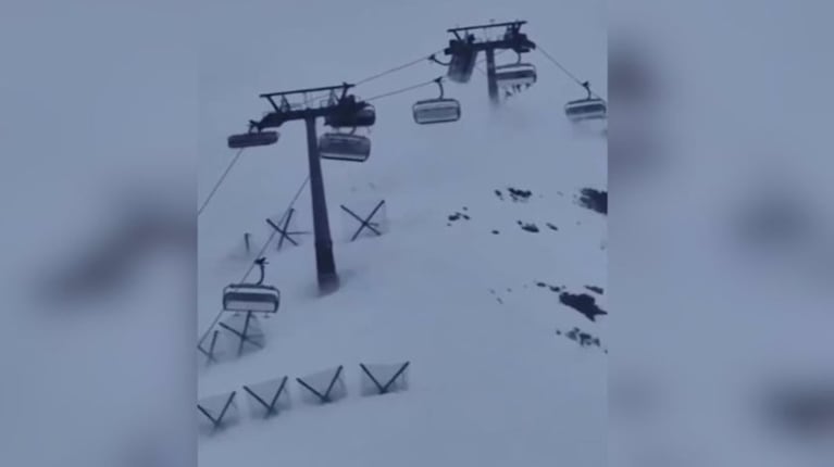 VÍDEO | Colgados de un telesilla varios esquiadores tras sufrir rachas de viento de más de 100km/h en Italia