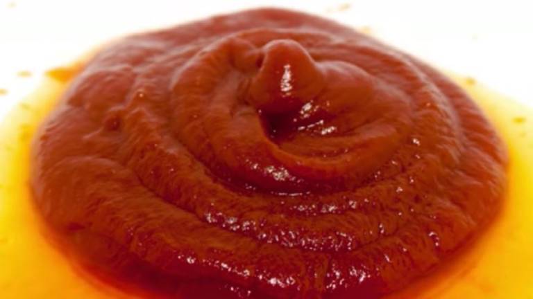 Video demuestra lo que sucede cuando se deja ketchup sin tapar durante tres semanas