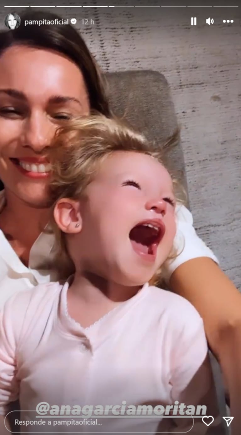 Video: el ataque de risa de Ana García Moritán por las cosquillas de su mamá Pampita 
