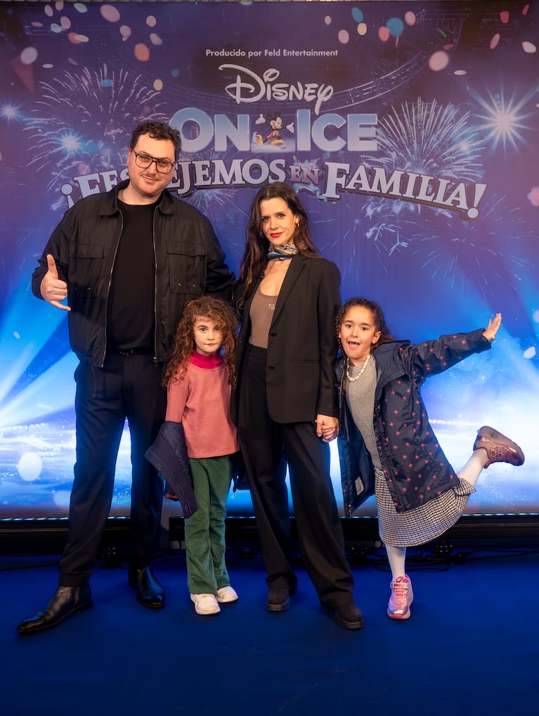 Violeta Urtizberea con su familia en el estreno de Disney On Ice (Foto: Prensa).