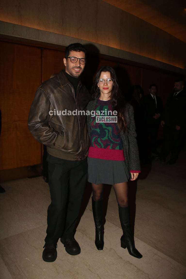 Violeta Urtizberea y Juan Ingaramo en el teatro (Foto: Movilpress).
