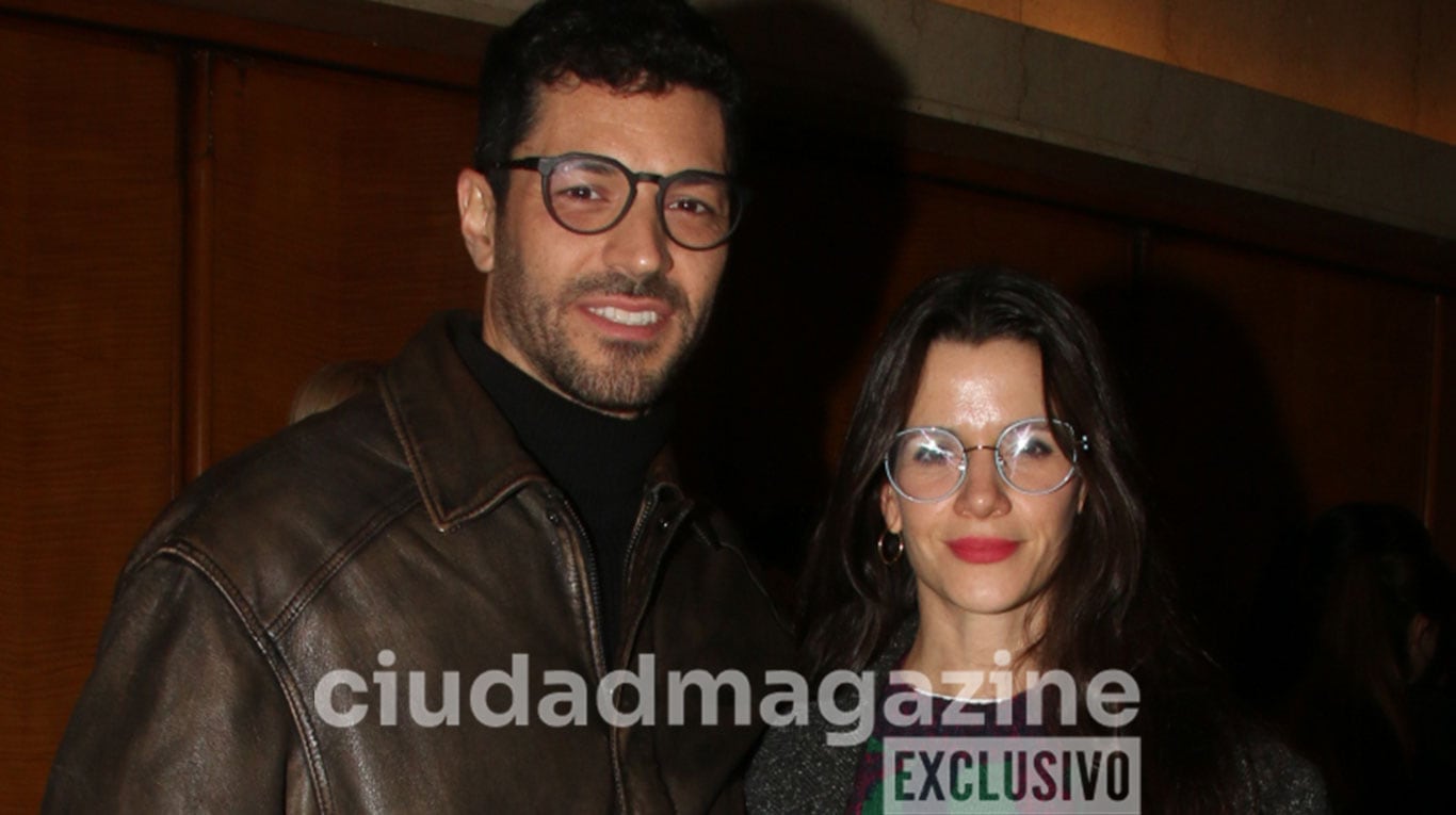 Violeta Urtizberea y Juan Ingaramo en el teatro (Foto: Movilpress).