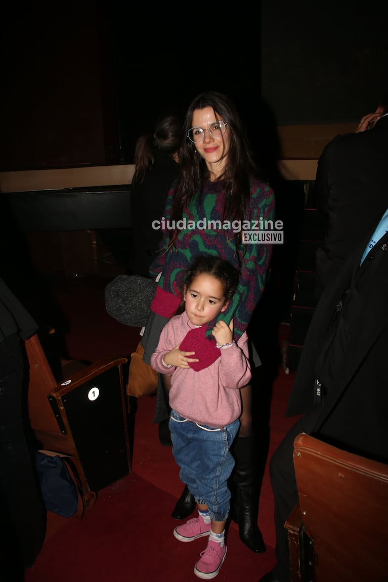 Violeta Urtizberea y su hija con Juan Ingaramo en el teatro (Foto: Movilpress).