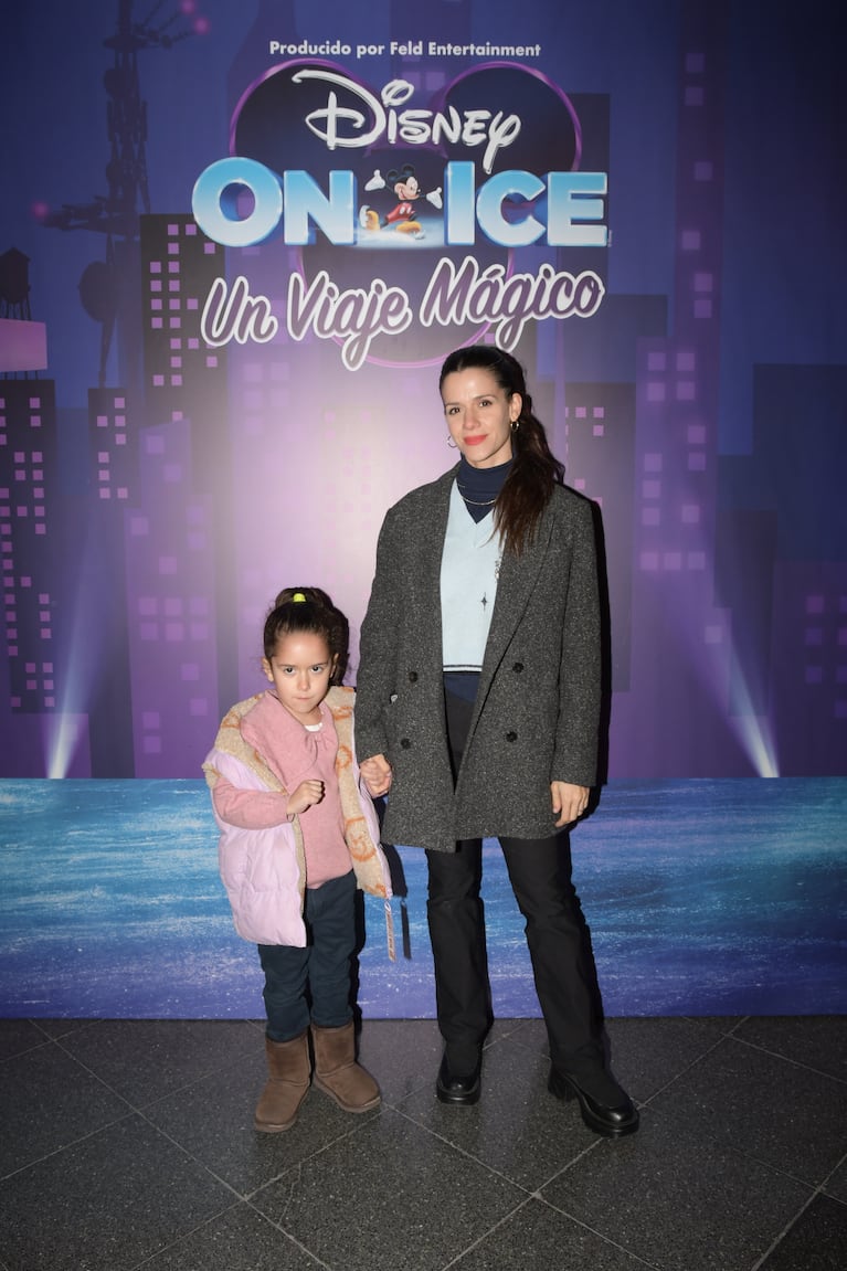 Violeta Urtizberea y su hija en el estreno de Disney On Ice (Foto: Prensa).