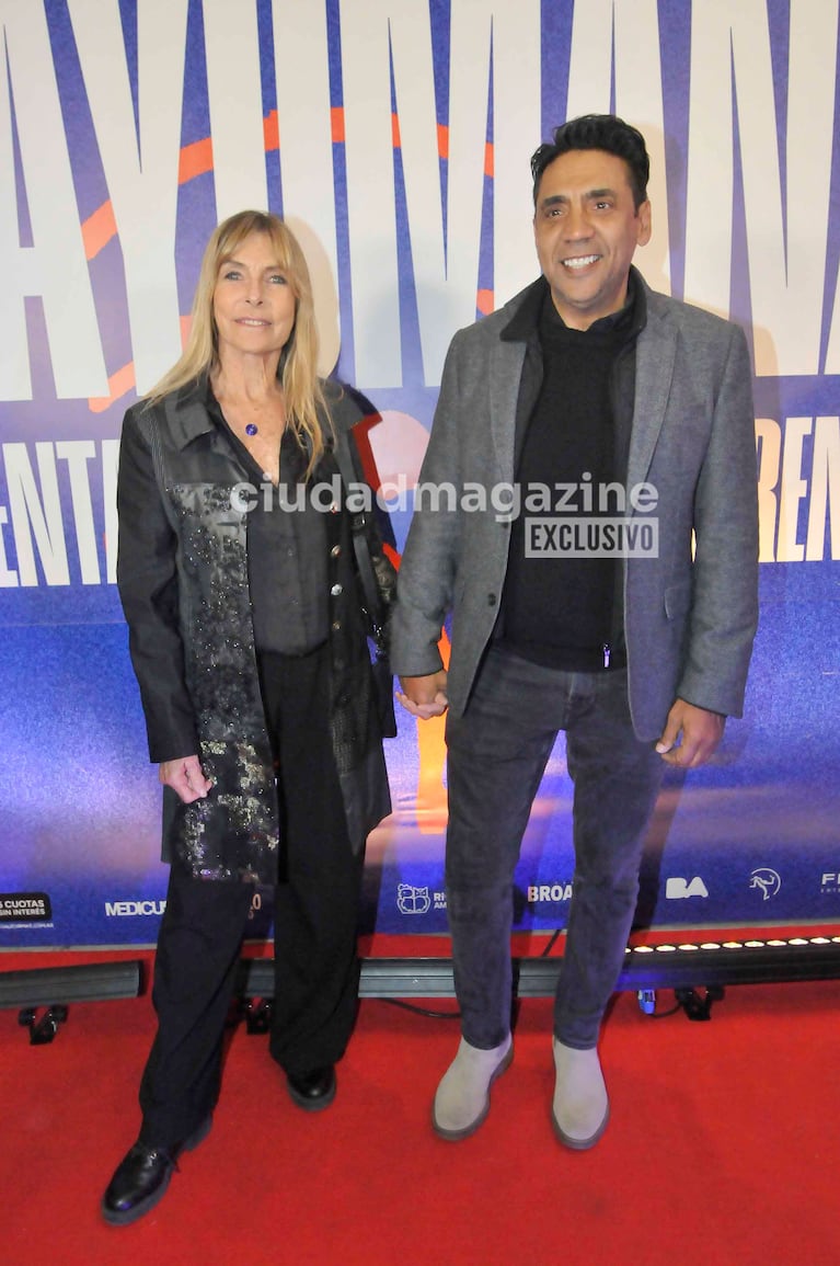 Virginia Elizalde y Coco Fernández en el estreno de Mayumana (Foto: Movilpress).