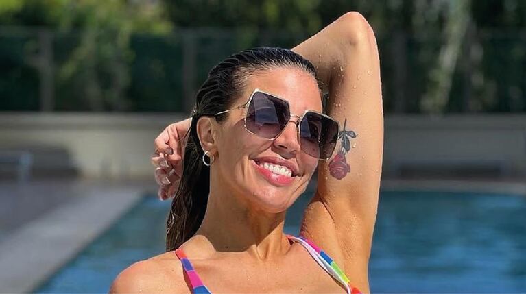 Virginia Gallardo en enteriza multicolor. (Foto: Instagram/@virchugallardo).