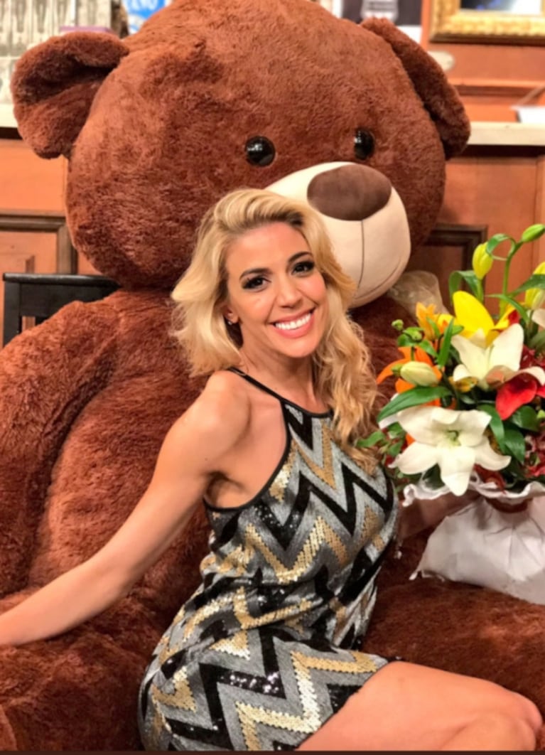 Virginia Gallardo recibió un enorme oso de peluche de un admirador secreto: "Al que me lo mandó, gracias"