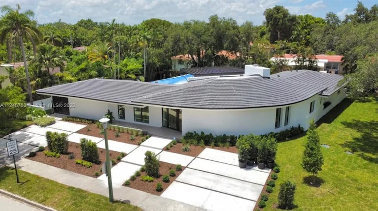 Vista exterior de la mansión de Tini Stoessel y Rodrigo De Paul en Miami Shores