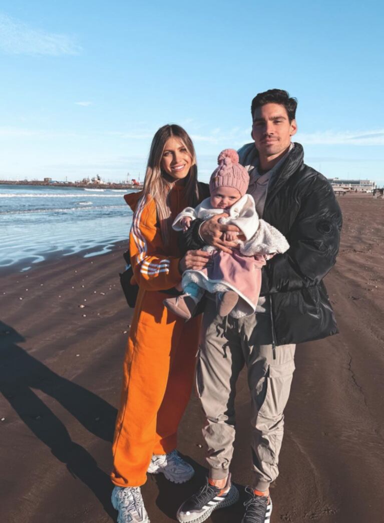 Vita, la hija de Cande Ruggeri y Nico Maccari, vio el mar por primera vez: el dulce álbum de fotos