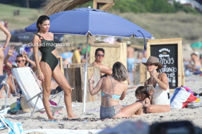 Vitto Saravia, muy sexy y con amigos en las playas de Punta del Este