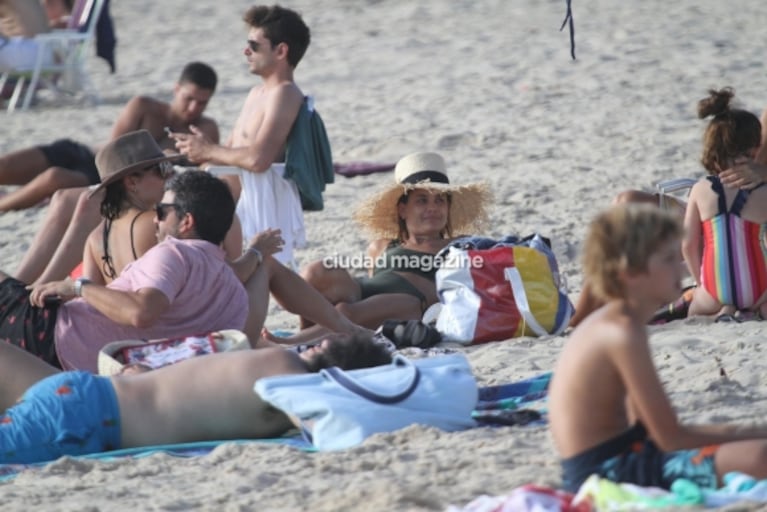 Vitto Saravia, muy sexy y con amigos en las playas de Punta del Este