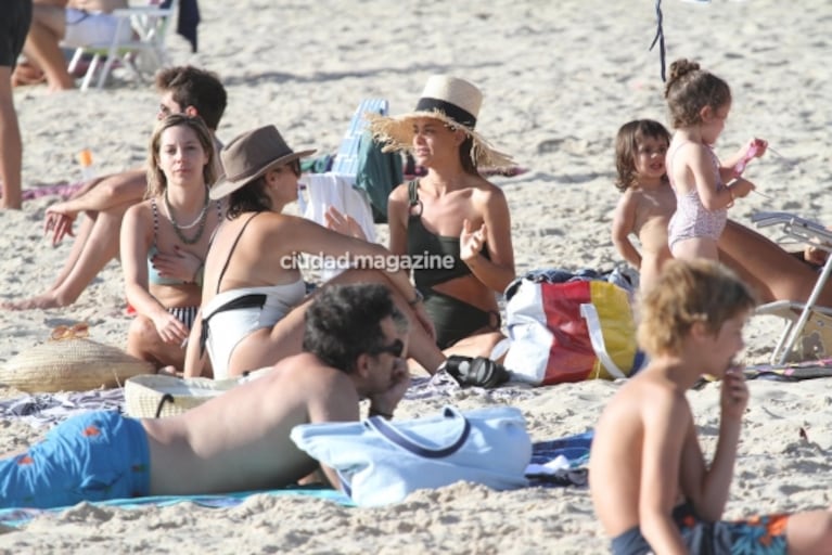 Vitto Saravia, muy sexy y con amigos en las playas de Punta del Este