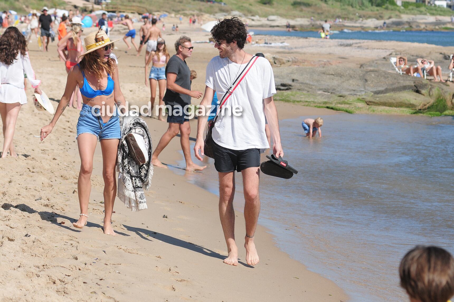 Vitto Saravia y Manu Desrets, enamorados en la playa. Foto: GM Press