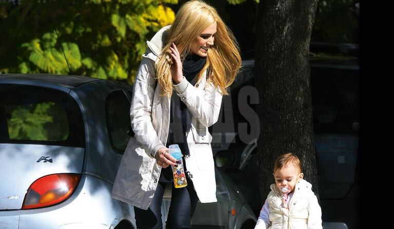 Viviana Canosa y su hija, Martina: paseos con looks composé. (Foto: revista Caras)