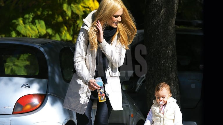 Viviana Canosa y su hija, Martina: paseos con looks composé. (Foto: revista Caras)