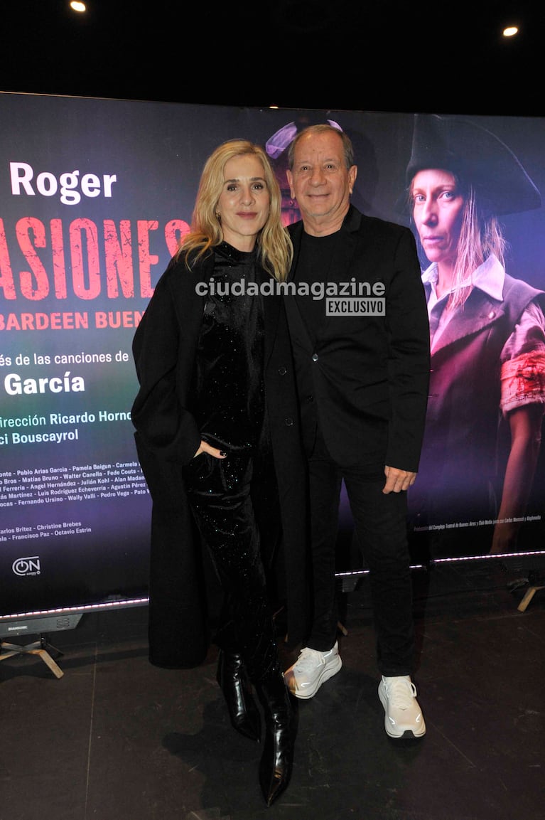 Viviana Puerta y Carlos Mentasti en el estreno de Invasiones I, la obra protagonizada por Elena Roger (Foto: Movilpress).