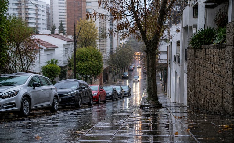 Vivir en una calle con pendiente puede traer complicaciones en los días de lluvia. Foto: (IA)