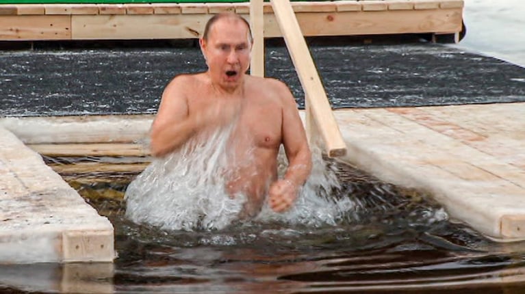 Vladimir Putin se zambulló en aguas heladas para cumplir con un ritual ruso
