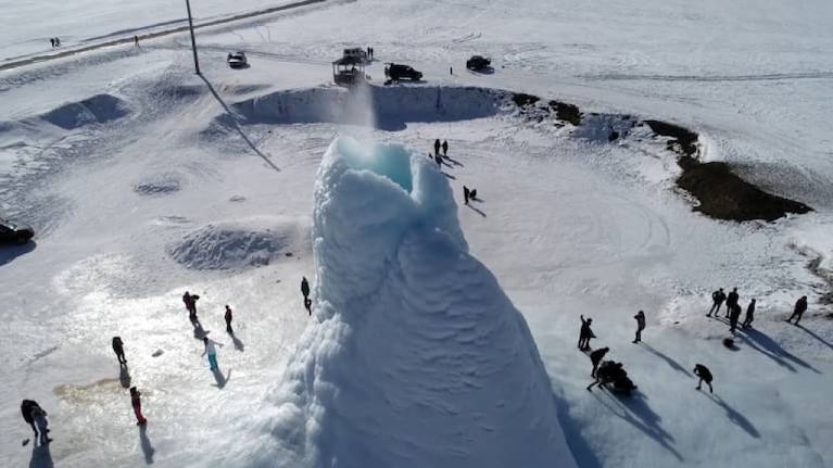 Volcán de hielo de 14 metros emerge en las llanuras nevadas de Kazajistán